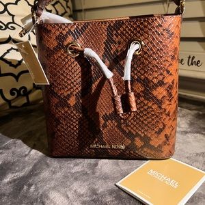Michael Kors Bucket cross-body - NWT